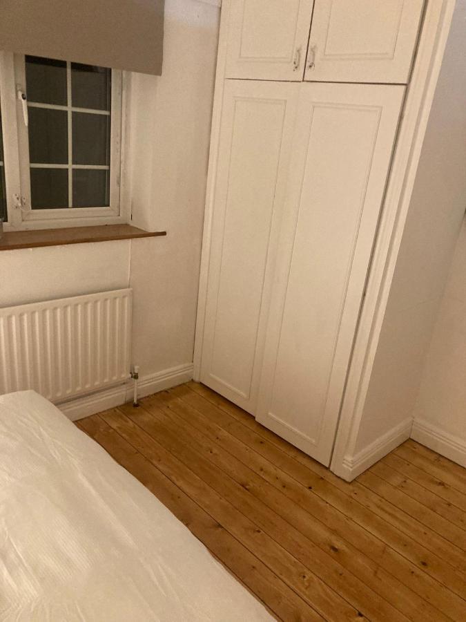 Entire Terraced Two Story Redbrick House With Parking In Secluded Cul De Sac * Dublino